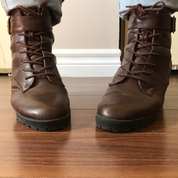 Thick heeled brown boot - Picture 2 of 4
